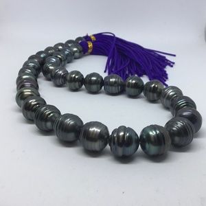 Tahitian pearl strand, huge ringed pearls